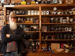 Membeli dan Menjual Barang Antik