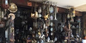 Pasar Antik di Jalan Surabaya