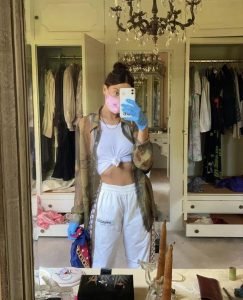 Anak Muda Menemukan Barang Antik Untuk Zoom Dan Nostalgia 1